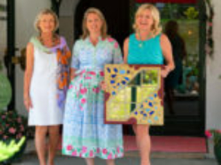 Ausstellung Hotel Seefischer Cornelia Mick und Herta Glanzer bei einer Ausstellung