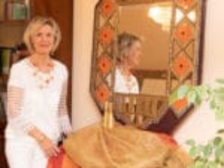 Herta Glanzer mit ihrem Werk Herta Glanzer mit einem ihrer Werke