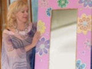 Cornelia Mick mit ihrem Werk Cornelia Mick und ein rosafarbener Spiegel